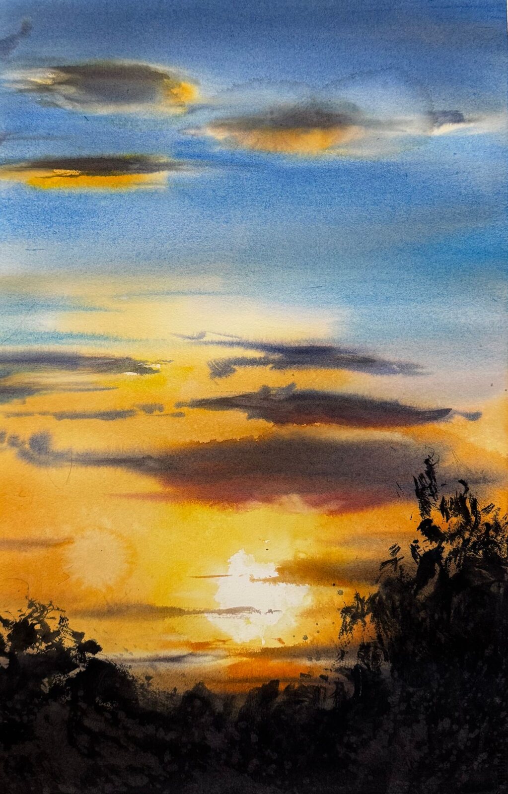 Akvarell av en solnedgång med mörka moln och silhuetter av träd.