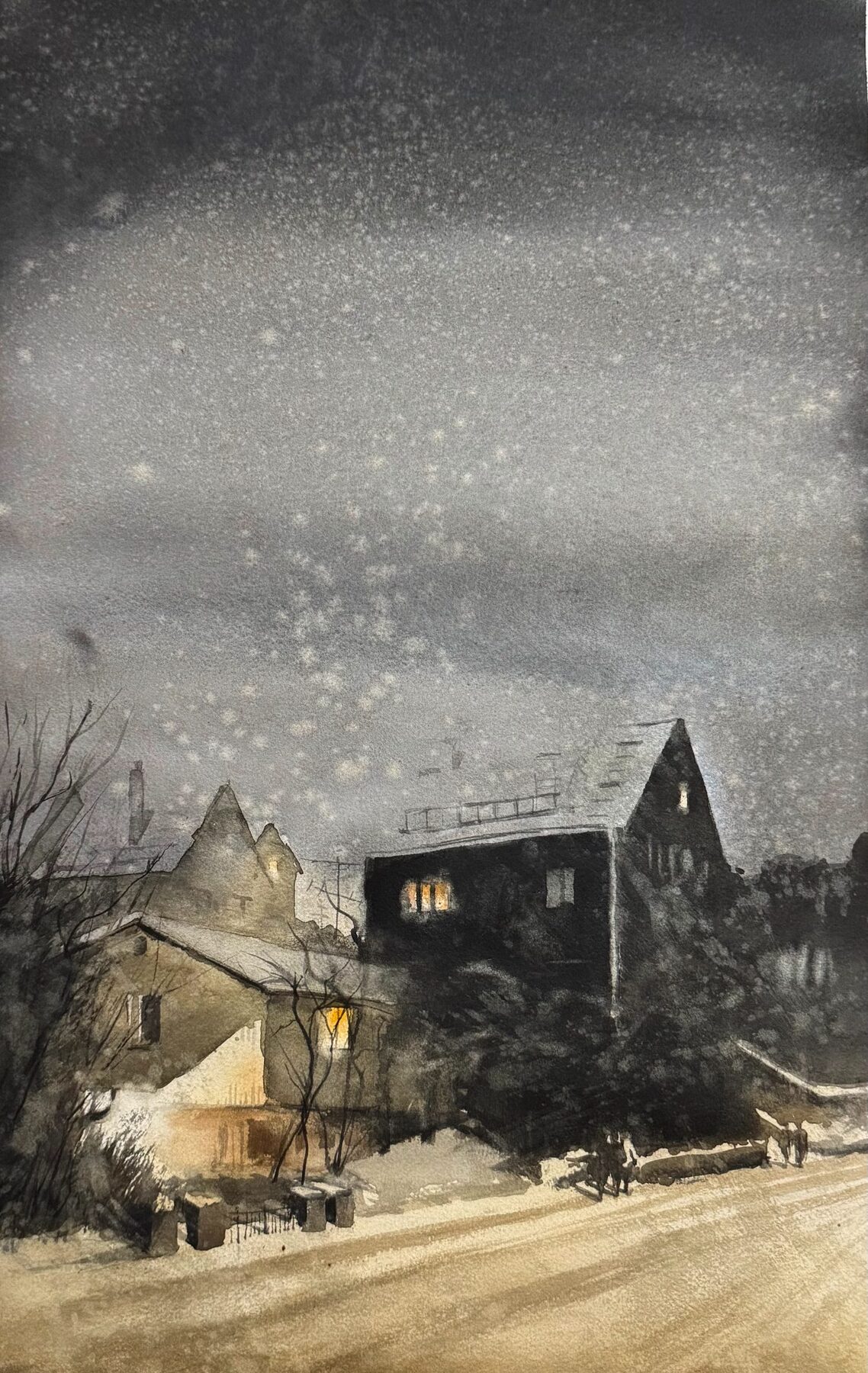 Grå snötunga himlar, stora mörka hus, varmt sken från fönster