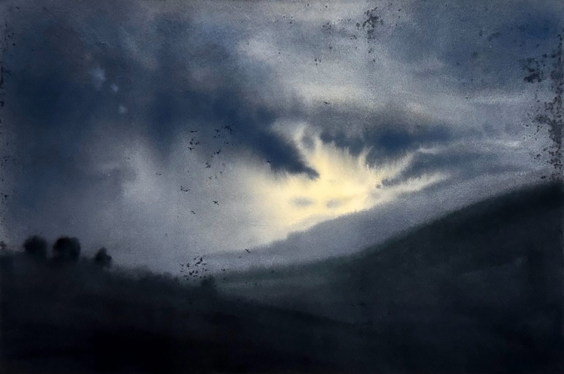 Stormbyar över bergen i Pietrasanta